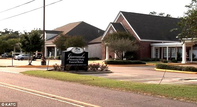 На улице американского города в Луизиане вылилась кровь из местного бюро ритуальных услуг - ВИДЕО