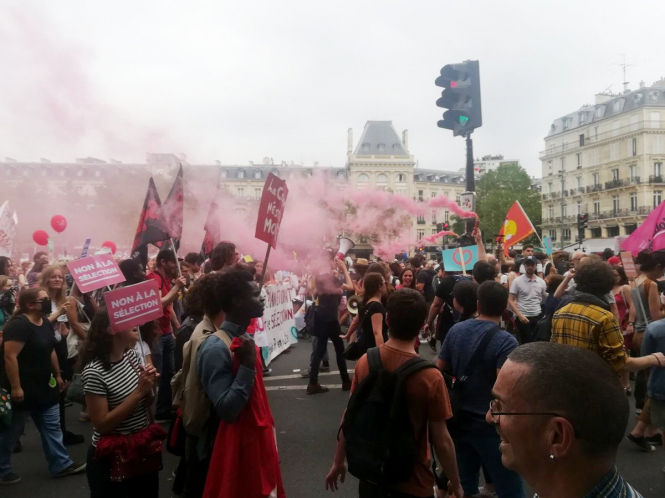 На протестах в Париже задержали 43 человек, семеро полицейских пострадали