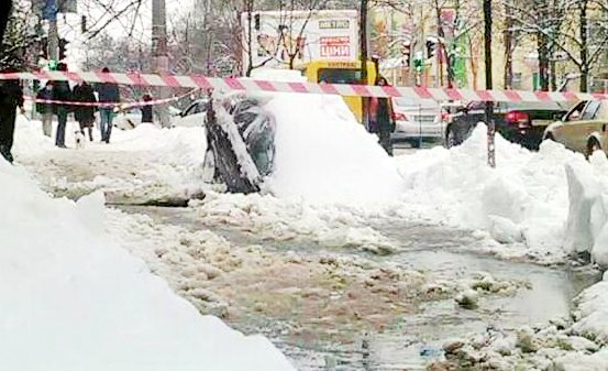 У Києві припаркований автомобіль провалився під землю, – ФОТО, ВІДЕО