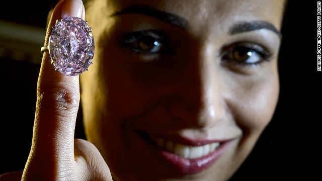 Найбільший у світі рожевий діамант виставили на аукціон