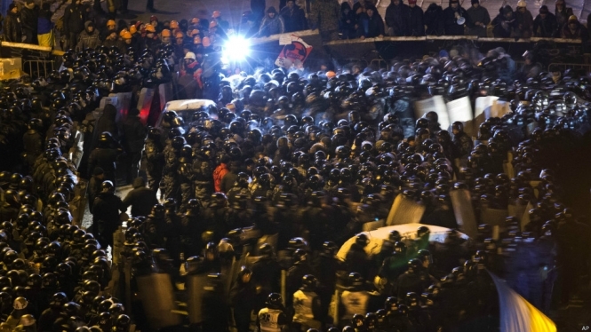 Голови і барикади євроактивістів вночі трощили чотири тисячі спецназівців