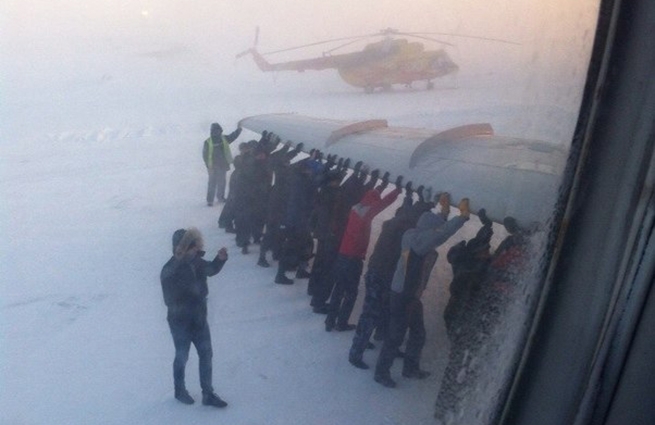 Хочешь лететь - толкай: российский авиалайнер Ту-134 перед полетом пассажиры толкали