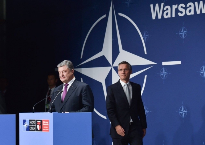 Украина пока не ставит вопрос вступления в НАТО, - Порошенко