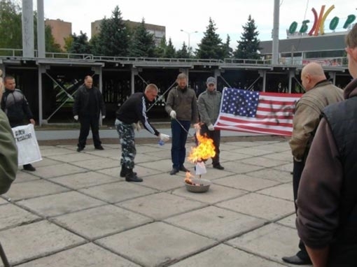 Проти активістів, які спалили прапори США та Ізраїлю, порушили кримінальну справу (відео)