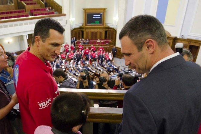Кличко-молодший прийшов у Раду: депутати зустріли боксера оплесками (відео)