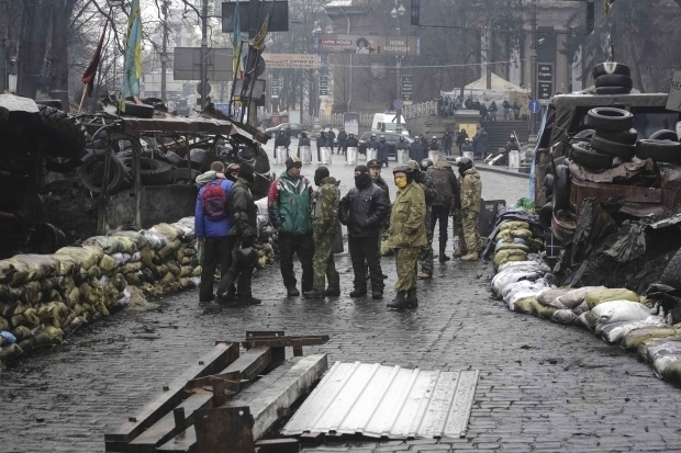 Силовики пропускают пешеходов по Грушевского в сторону Кабмина, – фото