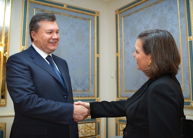 Нуланд прилетіла у Київ на переговори із Януковичем, а він зібрався у Сочі