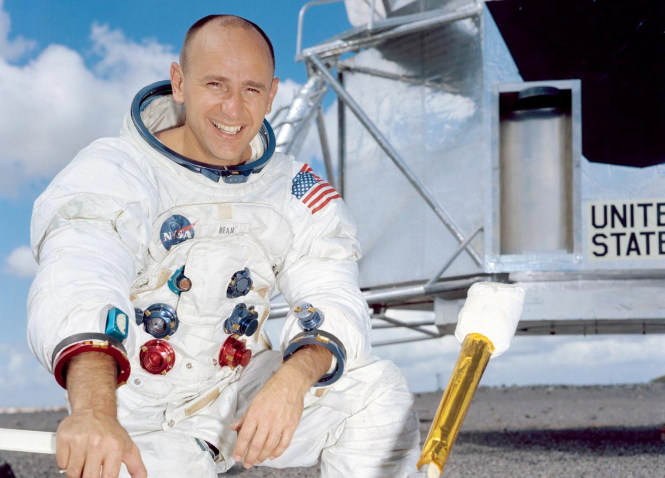 Умер астронавт Алан Бин, который четвертым побывал на Луне