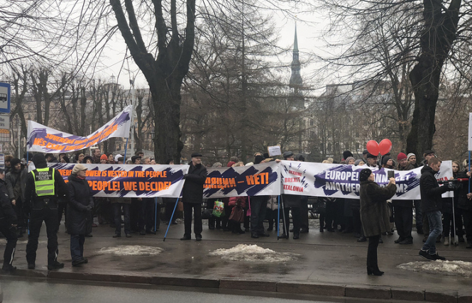 У Латвії люди вийшли на протест проти навчання державною мовою 