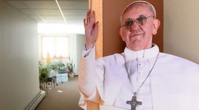 В США пожилые женщины похитили из церкви картонного Папу Римского