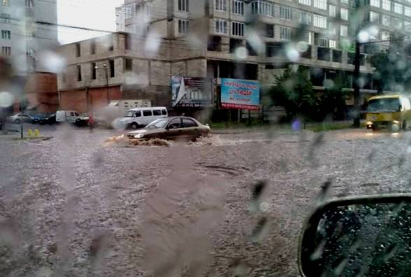 Злива у Вінниці затопила дороги і повалила дерева, – ФОТО