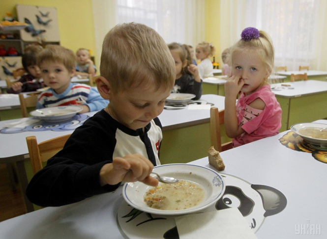 З дитсадка в Івано-Франківську госпіталізували п'ятьох дітей та двох дорослих