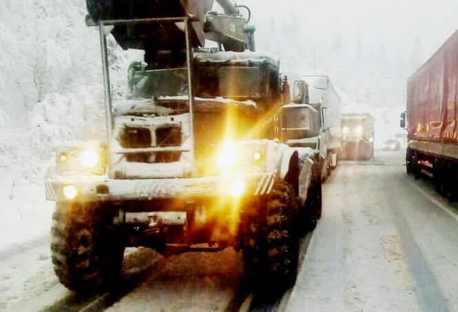 Снігопад на Закарпатті: автотраси заблоковані, 19 населених пунктів без світла