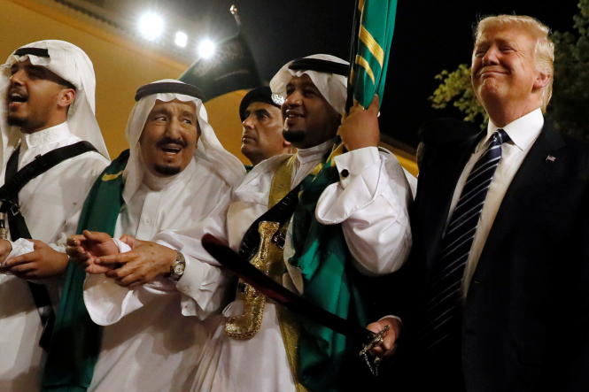Трамп, Тіллерсон та король Саудівської Аравії виконали танець із шаблями, – ВІДЕО
