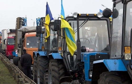 Аграрии заблокировали дороги из-за отмены специального режима НДС