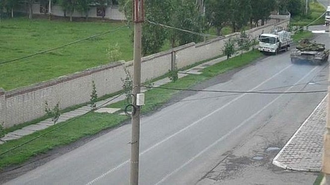 В Артемовске террористы из бронетехники разгромили часть базы резерва танков, - фото
