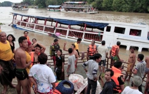 В Таїланді пасажирське судно врізалося в бетонний міст: 13 осіб загинуло
