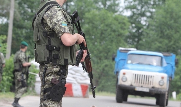 Водители фур перекрыли дорогу в Крым: пограничников и таможенников на 