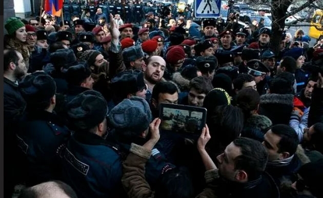 В Ереване протестующие начали строить 