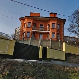 Азаров виставив на продаж свій особняк на Печерську
