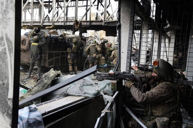 Бої за аеропорт продовжуються: частина будівель під контролем українських військових, - Міноборони