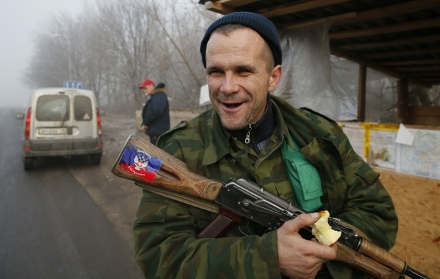 Боевики на Донбассе из-за отсутствия денег грабят магазины и собирают металлолом