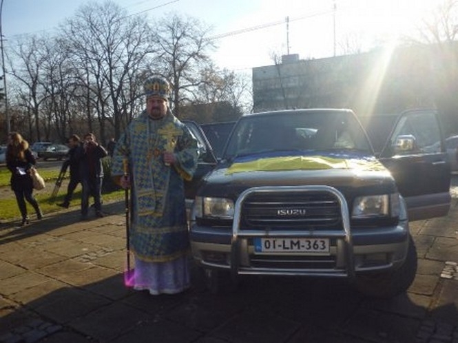Епископа УПЦ КП лишили сана из-за фото с оружием и боекомплектом для 