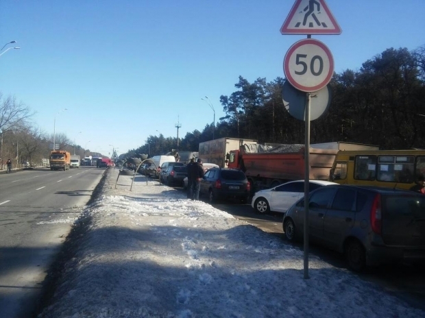 Активисты блокируют трассу на выезде из Киева, требуя помочь бойцам в Дебальцево