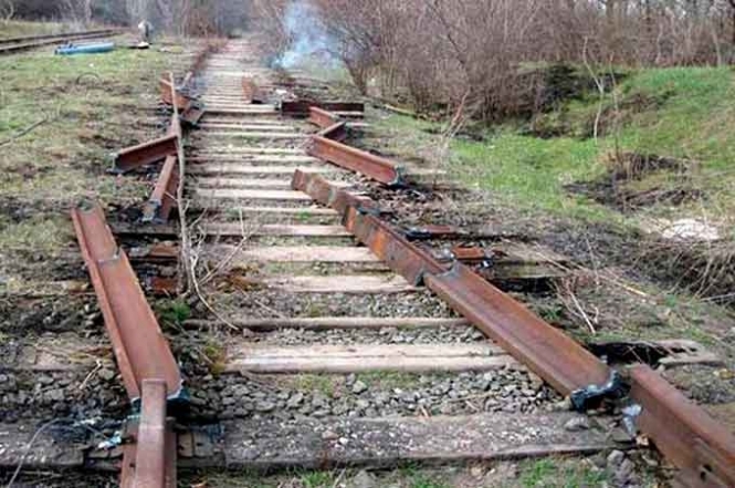 У Кривого Рога в 30 метрах от железнодорожного пути принимали на металлолом порезанные рельсы