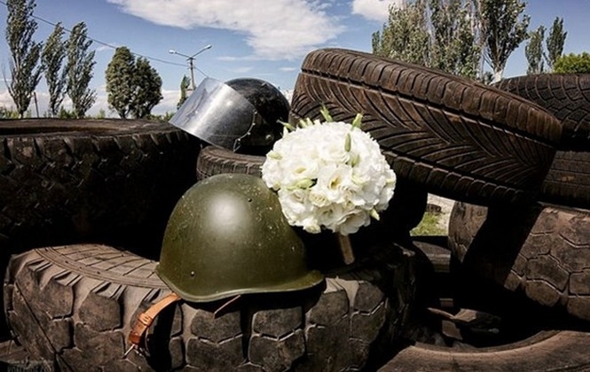 В Горловке супруги-сепаратисты праздновали свадьбу с БТРом в цветах, - видео