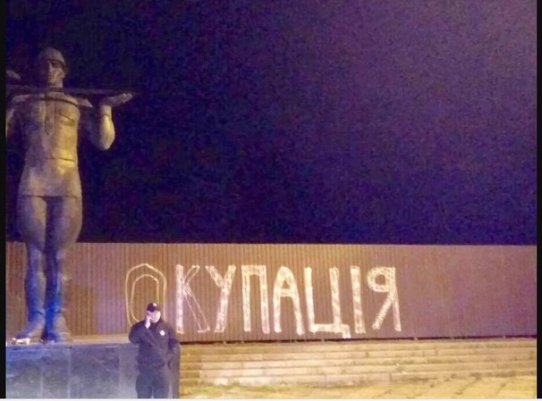 У Львові затримали трьох чоловіків, які розмальовували паркан Монументу слави
