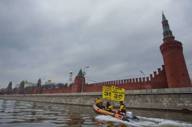 Активисты Greanpeace проплыли мимо Кремль на лодке