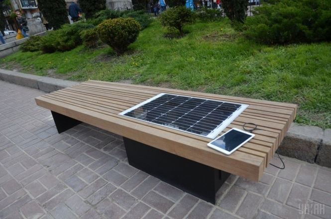 У Києві встановили першу лавку із сонячною батареєю