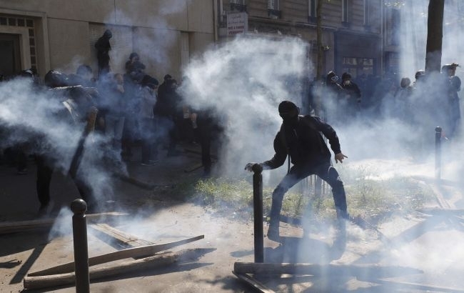 Первомайский марш в Париже закончился столкновениями с полицией