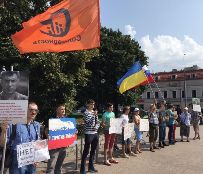 У Москві радикали напали на учасників мітингу проти війни в Україні 
