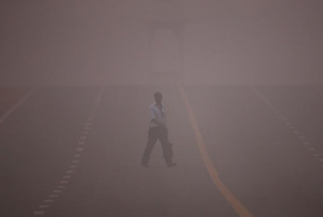 В Нью-Дели из-за загрязнения воздуха закрывают школы и просят людей не выходить из домов