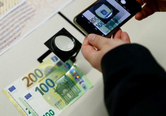 ЕЦБ представил новые банкноты номиналом € 100 и € 200