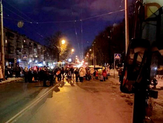 На акции против застройки в Киеве протестующие перекрыли дорогу, горела охранная будка
