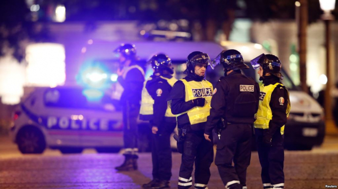Чоловіка, який погрожував поліцейському ножем, затримали в Парижі