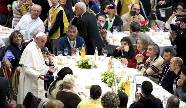 Папа Римський Франциск запросив на обід чотири тисячі нужденних