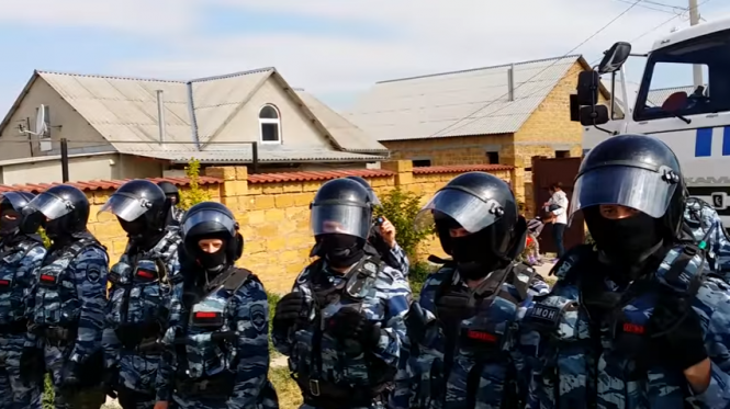 Оккупанты проводят массовые обыски у крымских татар - ВИДЕО