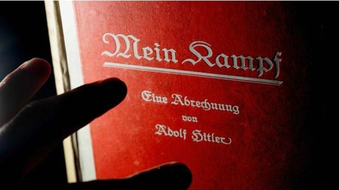 Книгу Гитлера Mein Kampf раскупили в Германии за несколько часов