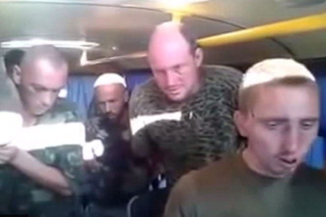 Террористы ДНР бьют пленных украинских бойцов за отказ петь гимн СССР - видео