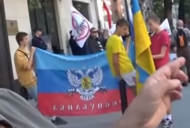 Під посольство України у Варшаві звезли підлітків, які не знали проти кого мітингують