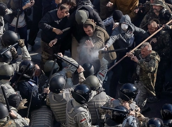 Среди провокаторов столкновений под ВР 14 октября задержано киевского милиционера, - СБУ