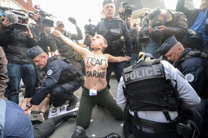Во Франции полиция задержала активисток Femen в масках Путина, Ле Пен и Асада