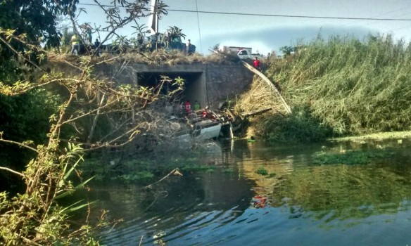 В Мексике автобус упал с моста в воду, погибли по меньшей мере девять человек