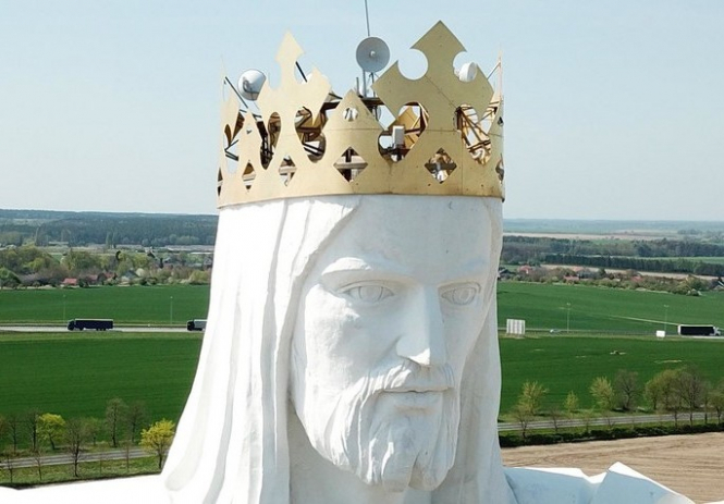 С крупнейшей в мире статуи Христа в Польше уберут интернет-антенны