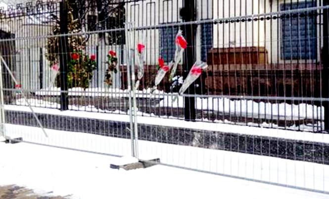 Авиакатастрофа Ан-148: в посольство России в Киеве несут цветы