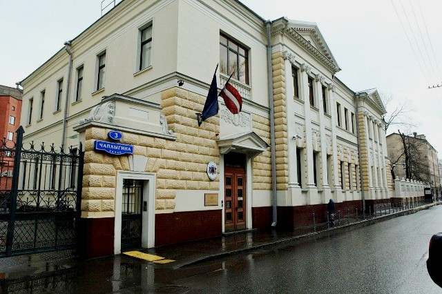 Посольство Латвии в Москве забросали дымовыми шашками